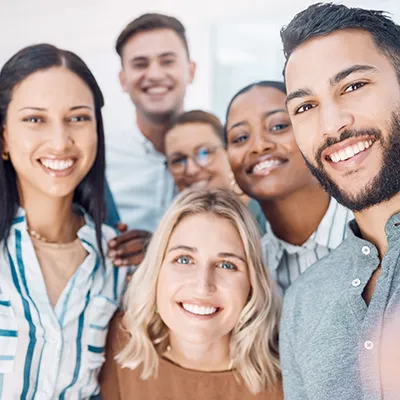 Groupe de collègues souriants