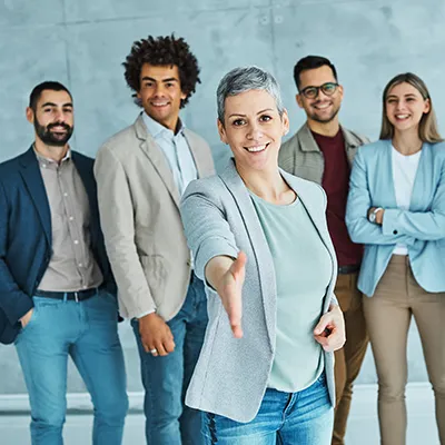 Femme qui tend la main