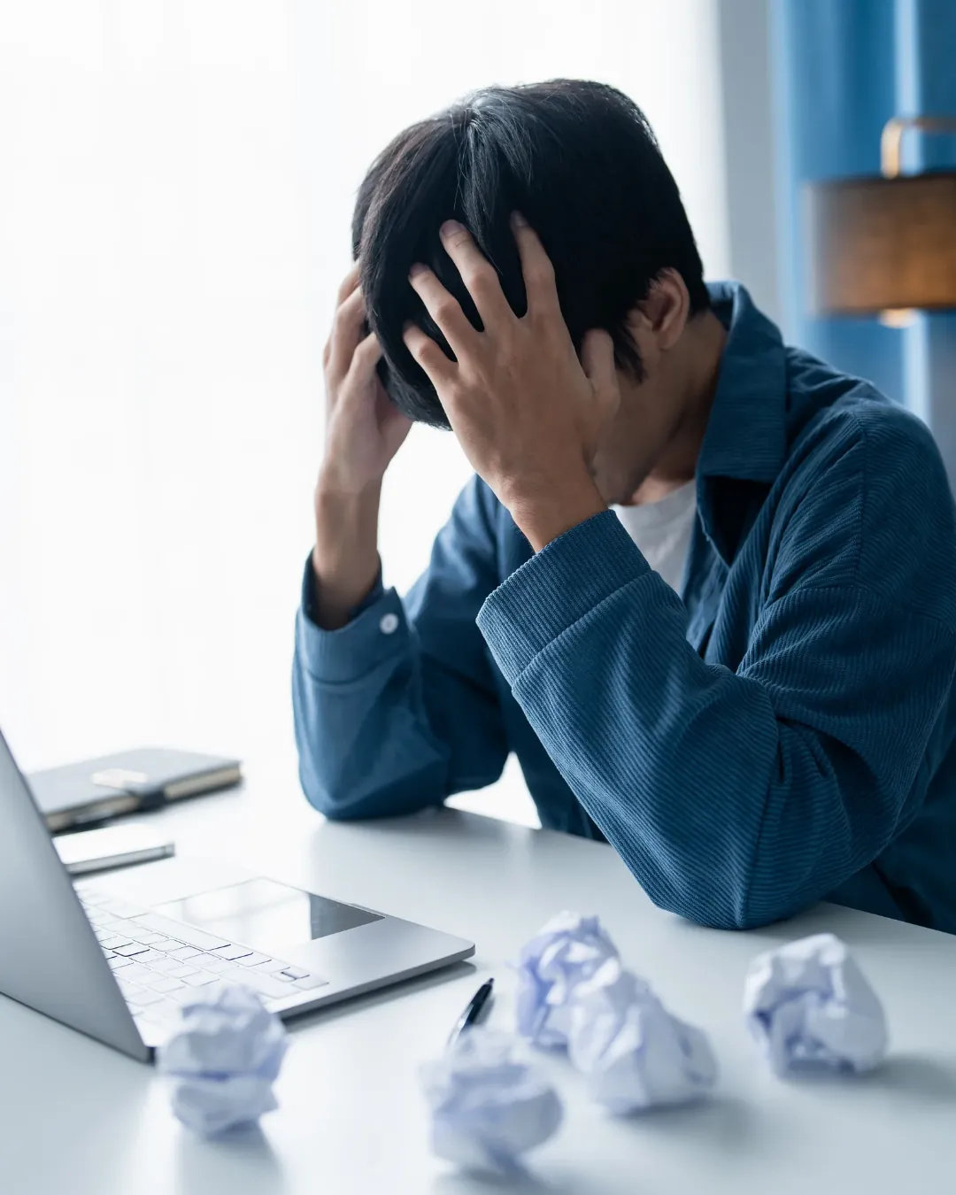 un homme se prenant la tête dans les mains pour montrer sa solitude l isolement de l'entrepreneur