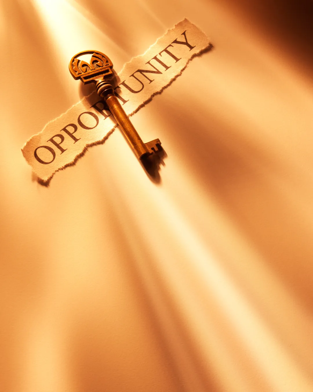 Clé ancienne posée sur un morceau de papier portant le mot « opportunity »