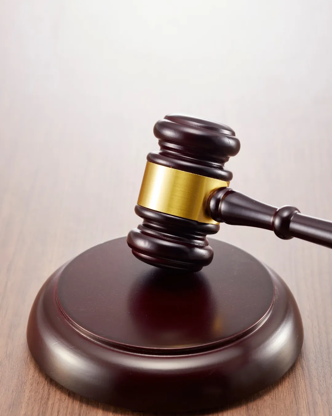 Marteau de juge en bois posé sur son socle