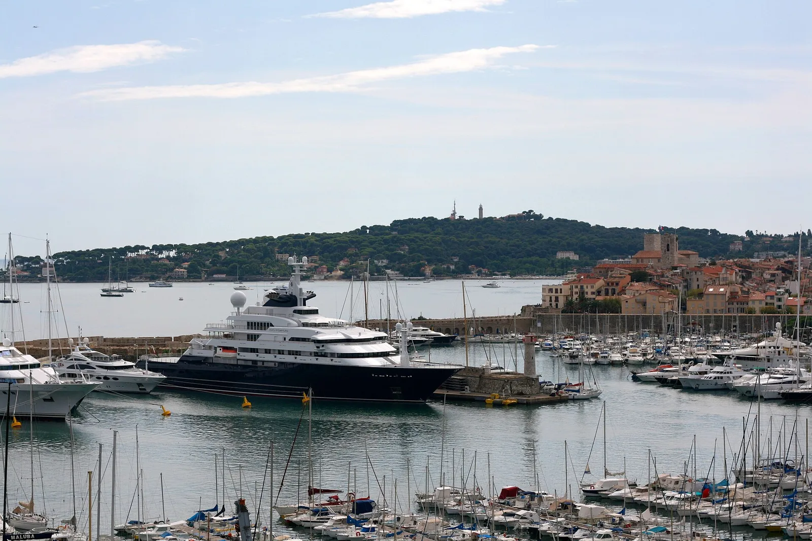 Le port Vauban d'Antibes vu du Fort Carré, ses voiliers à quai et la vieille ville en arrière-plan