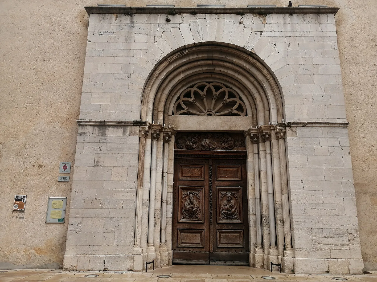 Le portail roman en pierre de l'église Saint-Sauveur de Brignoles et ses portes en bois sculpté