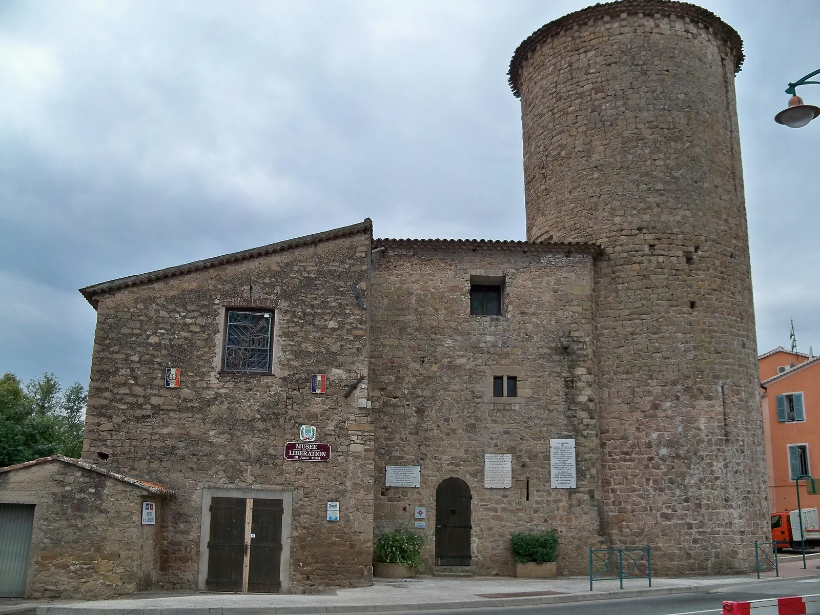 La tour Charles Quint au Muy, tour ronde médiévale en pierre accolée à une bâtisse ancienne