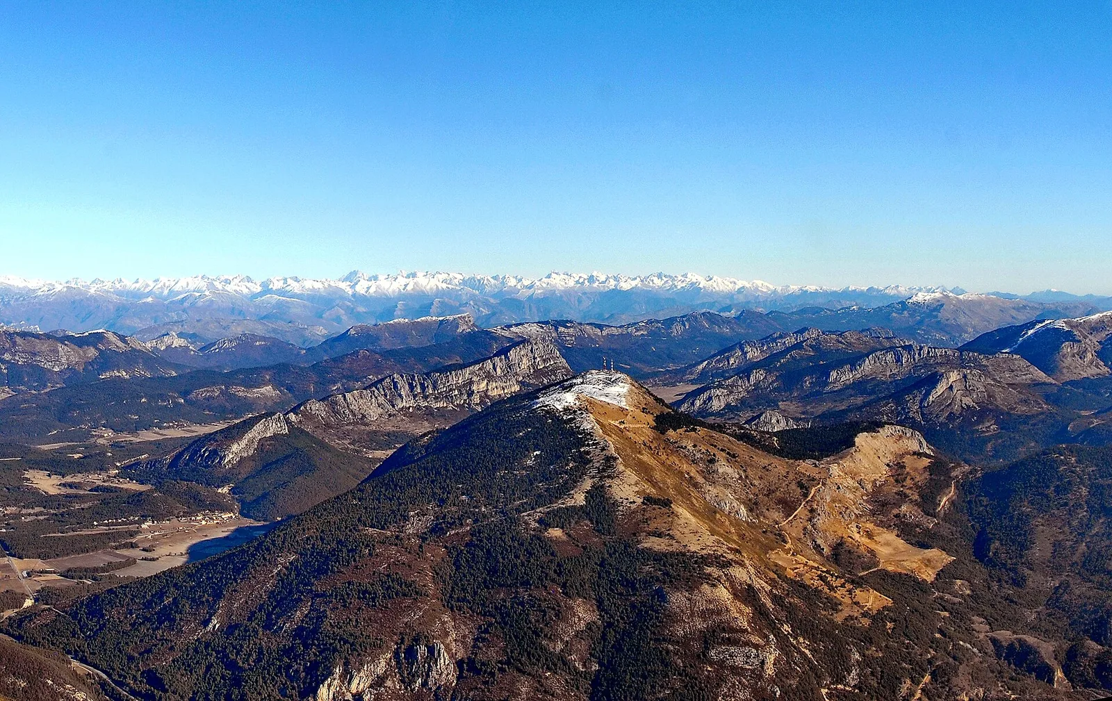 La montagne de Lachens, point culminant du Var, vue du ciel, avec les Préalpes et les Alpes enneigées à l'horizon