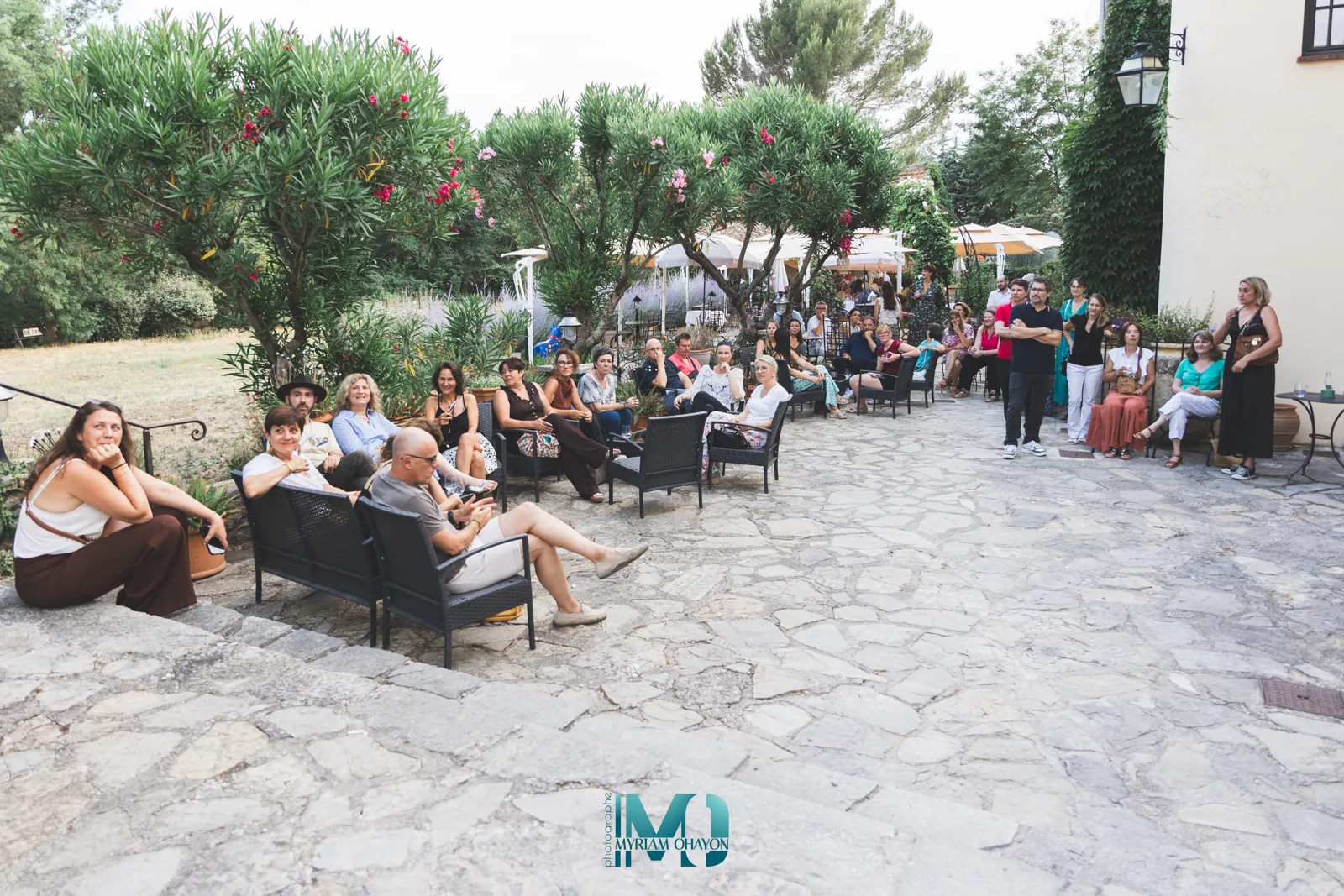 Entrepreneurs réunis dans la cour du Moulin de la Camandoule à Fayence, lors d'une soirée Réseau Actif