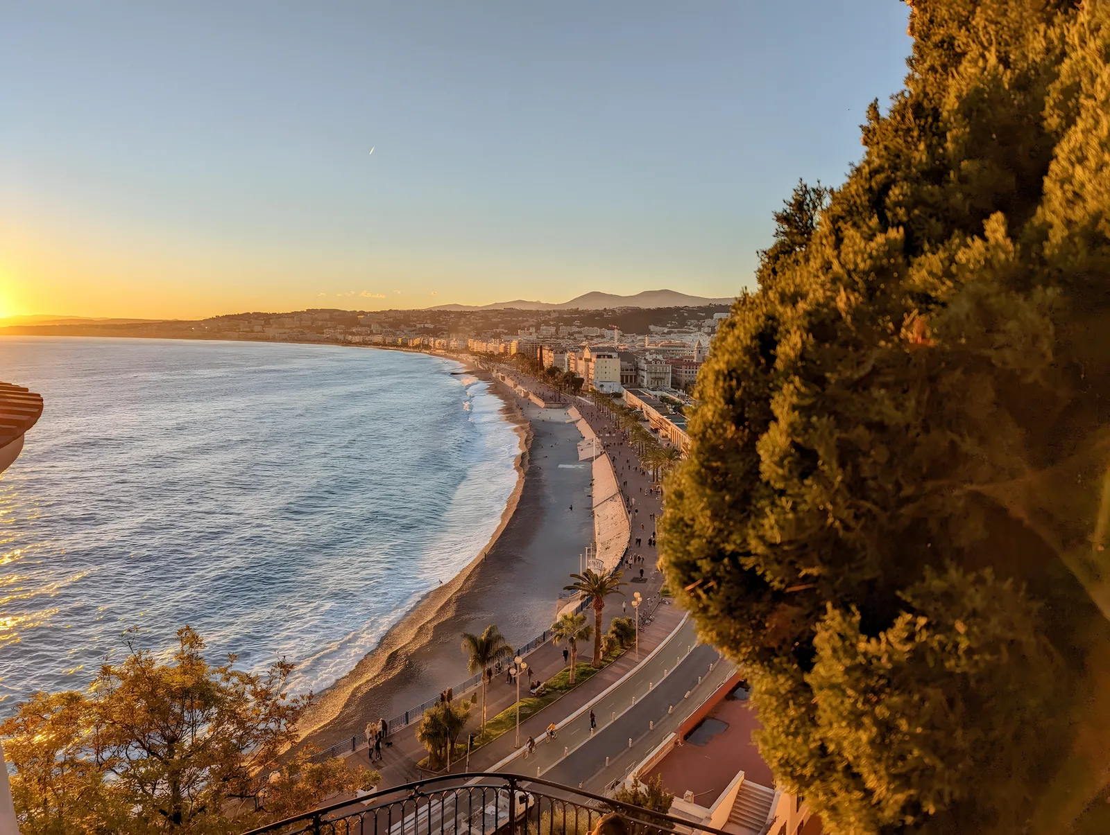 La baie des Anges et la promenade des Anglais au coucher du soleil, vues depuis la colline du Château à Nice