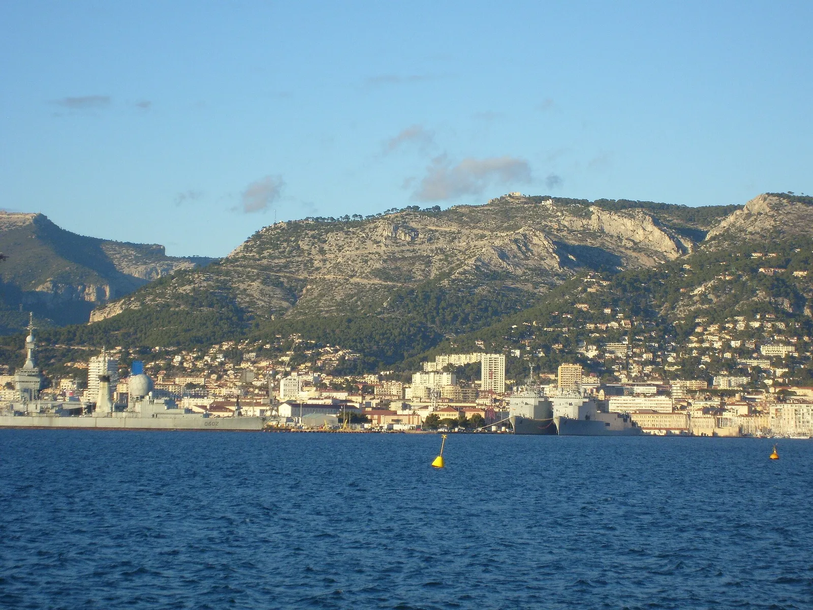 Toulon vu depuis la rade, avec les quais de l'arsenal et le mont Faron derrière la ville