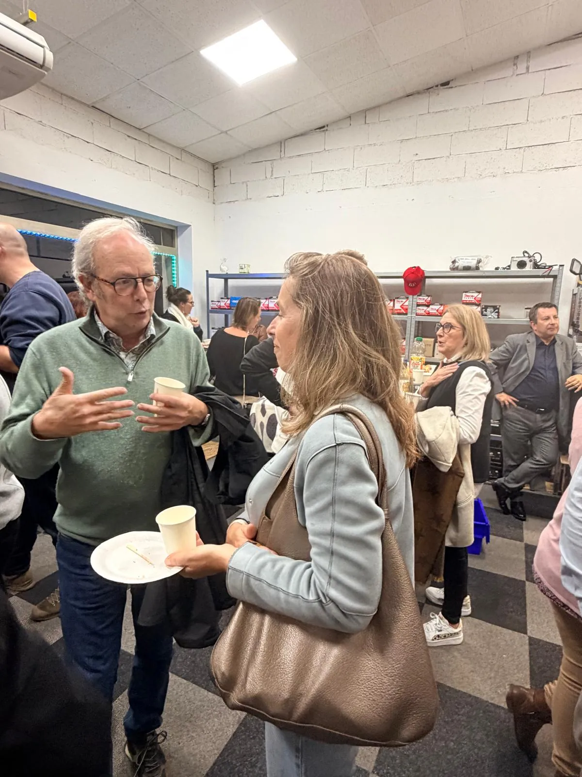 Discussions entre professionnels, soirée Réseau Actif « Au cœur des entreprises » chez Energie Positive Batterie, Montauroux