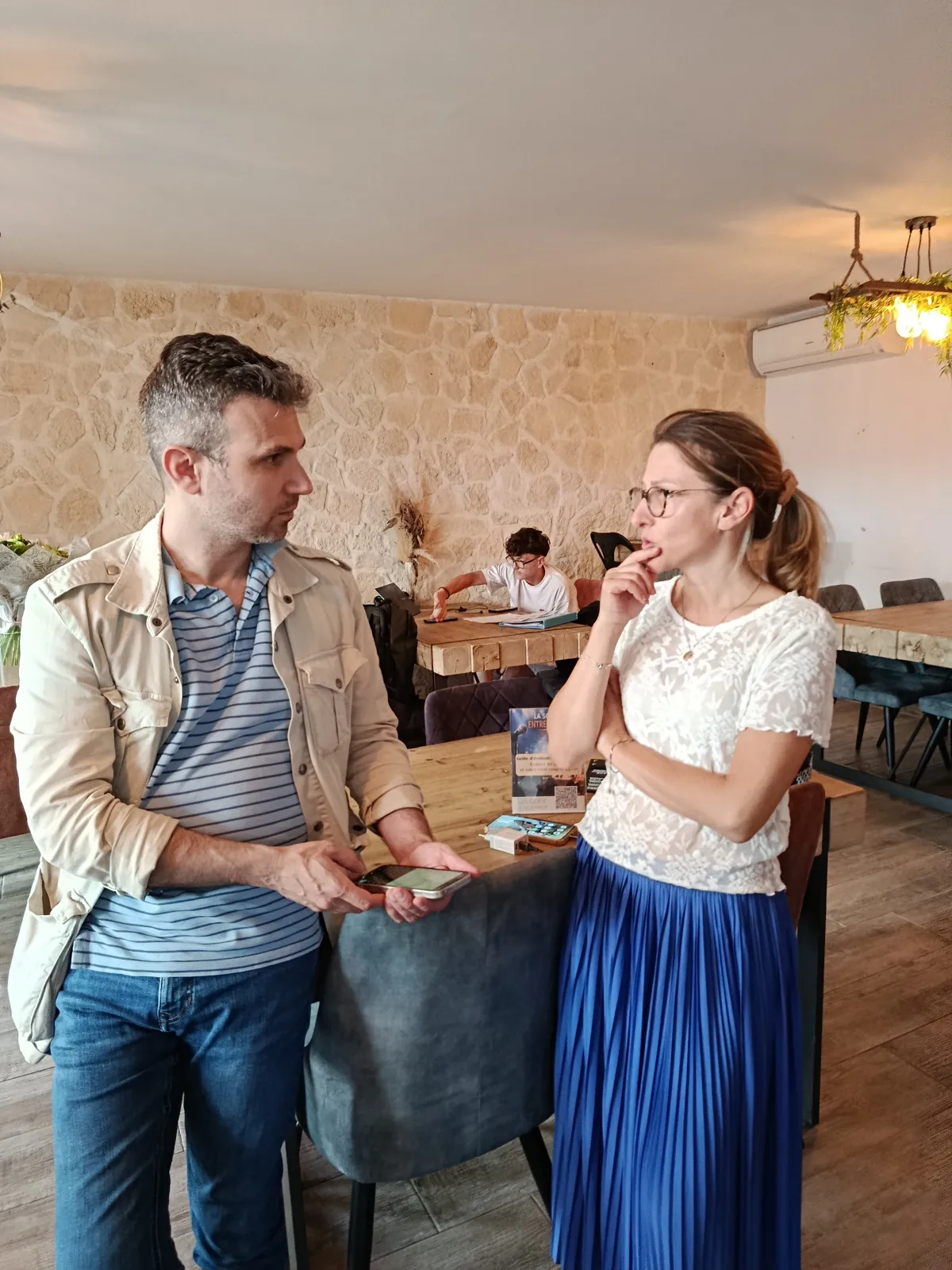 Présentation de l'entreprise hôte, soirée Réseau Actif « La Scène des entrepreneurs » chez L'Aloe, Callian
